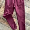 Pantalón jogger frisa con puños – Bordó