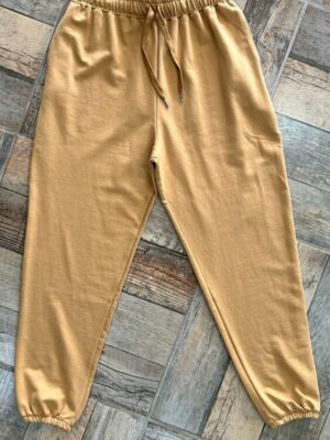 Pantalón jogger clásico con puños – Color camel