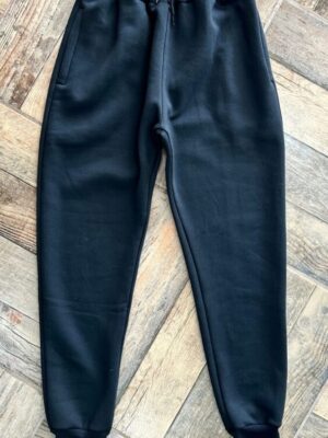 Pantalón jogger básico con puños – Negro