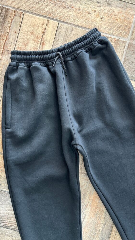 Pantalón jogger básico con puños – Negro