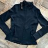 Campera deportiva entallada con cierre