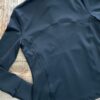 Campera deportiva entallada con cierre