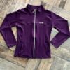 Campera deportiva entallada con cierre