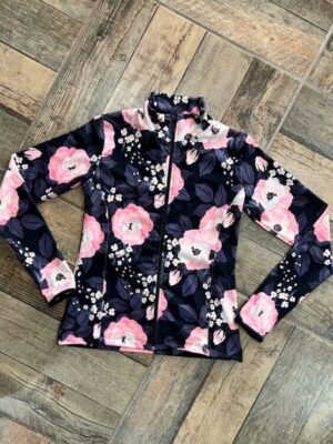 Campera deportiva con estampa floral