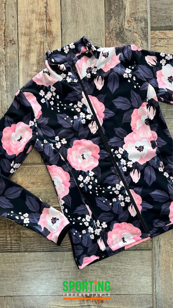 Campera deportiva con estampa floral