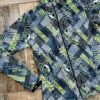 Campera deportiva estampada con cierre frontal
