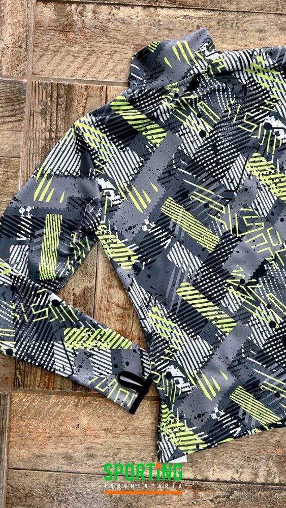 Campera deportiva estampada con cierre frontal