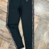 Calza deportiva con franjas animal print