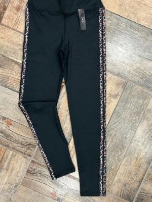 Calza deportiva con franjas animal print